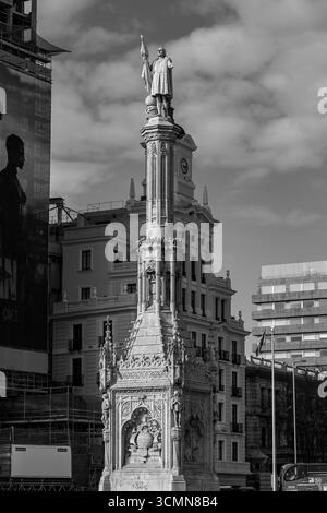 Madrid, Spanien - 19. FEBRUAR 2022: Paseo de Recoletos ist ein breiter Boulevard im Zentrum von Madrid, der von der Plaza de Cibeles zur Plaza de Colon führt. Stockfoto