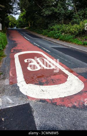 Ein Straßenschild auf der Straßenoberfläche, das die Fahrer anweist, auf 30 km/h zu verlangsamen, befindet sich in Hythe, Kent Stockfoto