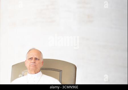 Papst Leo XIV. Sieht zu, wie er seine Rede während seiner wöchentlichen Generalaudienz am 17. September 2025 auf dem Petersplatz im Vatikan hält. Stockfoto