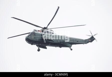 London, Großbritannien. September 2025. Marine One Helikopter mit US-Präsident Donald Trump verlässt den Regent's Park, in dem sich der US-Botschafter im Zentrum Londons befindet, um am ersten Tag eines Staatsbesuchs in Großbritannien nach Windsor Castle zu fahren. Foto: Ben Cawthra/SIPA USA Credit: SIPA USA/Alamy Live News Stockfoto