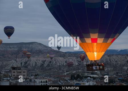 Heißluftballon feuert seinen Brenner über goreme, kappadokien, Türkei Stockfoto