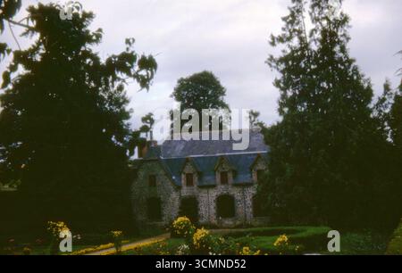 Bauwerk aus Stein und formelle Gärten am Château de la Bretesche, Missillac, Loire-Atlantique, Frankreich, fotografiert 1963. Stockfoto