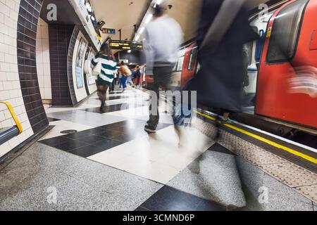U-Bahn-Plattform im Londoner Stil mit Motion Blur Pendlern. London, UK, 5. Oktober 2024 Stockfoto