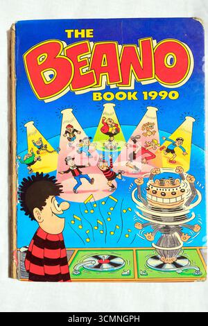 Vintage Beano Annual 1990 - The Beano Book. Das Studio hat ein Foto des Buchumschlags auf hellem Hintergrund eingerichtet. Stockfoto