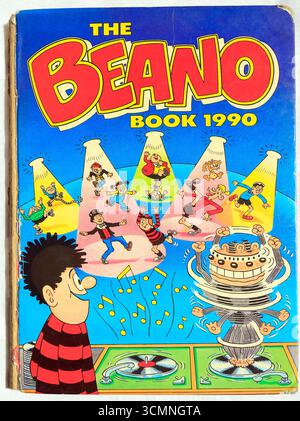 Vintage Beano Annual 1990 - The Beano Book. Das Studio hat ein Foto des Buchumschlags auf hellem Hintergrund eingerichtet. Stockfoto
