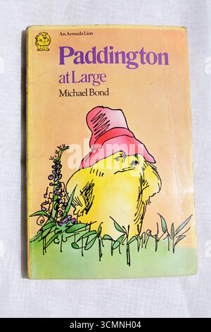 Paddington at Large - von Michael Bond. Foto des Taschenbucheinschlags auf hellem Hintergrund Stockfoto