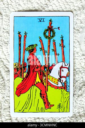 Six of Wands - individuelles Tarot-Kartenstudio auf strukturiertem Hintergrund. Vom Juli 2025 Stockfoto