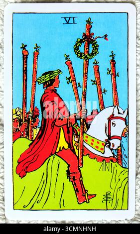 Six of Wands - individuelles Tarot-Kartenstudio auf strukturiertem Hintergrund. Vom Juli 2025 Stockfoto