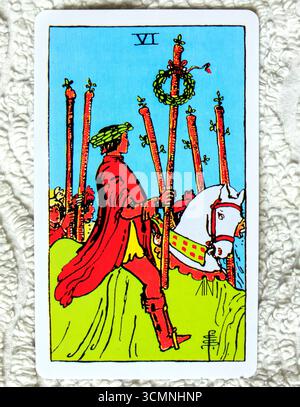 Six of Wands - individuelles Tarot-Kartenstudio auf strukturiertem Hintergrund. Vom Juli 2025 Stockfoto