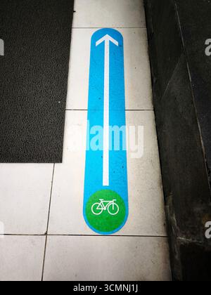Ein Bodenaufkleber, der den Eingang des Fahrrads anzeigt Stockfoto