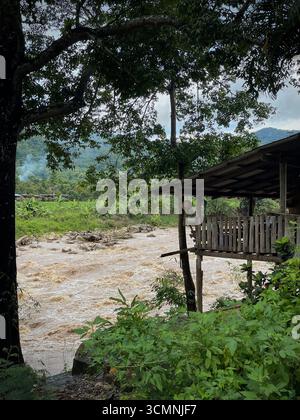 Ein ruhiger Blick auf einen Fluss in Chiang Mai, Thailand Stockfoto