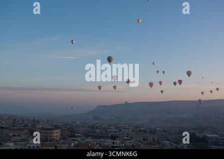 Heißluftballons fliegen am frühen Morgen über kappadokien Stockfoto