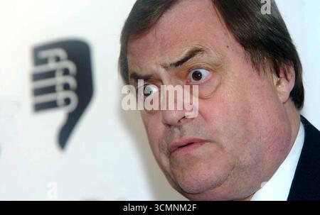John Prescott, stellvertretender Premierminister der Labour Party, bekommt während seines Besuchs in Durham City die Daumen nach unten, um Unterstützung für regionale Versammlungen zu gewinnen Stockfoto