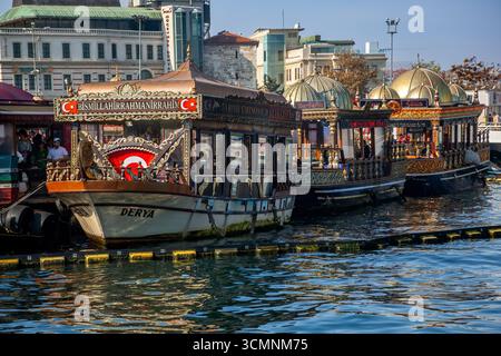 Boot verkaufen Fische Sandwiches, Eminönü Istanbul, Istanbul, Türkei Stockfoto