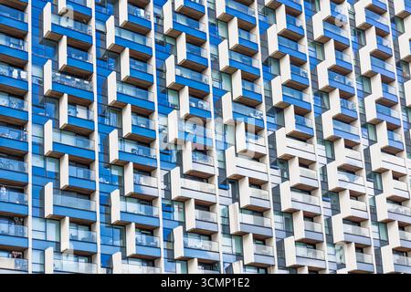 Moderne Apartmentfassade mit sich wiederholenden Balkonen und Fenstern Stockfoto