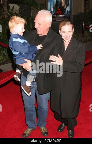 Malcolm McDowell, Ehefrau Kelley und Sohn Beckett bei der Aeon Flux World Premiere im Cinerama Dome, Hollywood - 1. Dezember 2005 Stockfoto