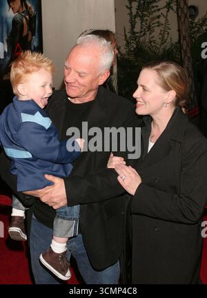 Malcolm McDowell, Ehefrau Kelley und Sohn Beckett bei der Aeon Flux World Premiere im Cinerama Dome, Hollywood - 1. Dezember 2005 Stockfoto