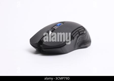Schwarze drahtlose Computermaus isoliert auf weißem Hintergrund. Stockfoto