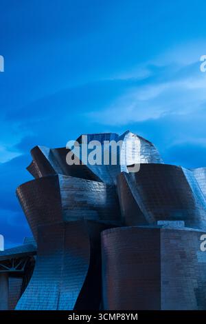 Besuch der Stadt Bilbao in der Umgebung des Guggenheim Museums und der Ria del Nervion. Bilbao, Bizkaia, Baskenland, Spanien. Europa Stockfoto