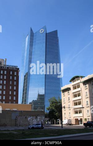 San Antonio, USA. September 2025. Außenansicht des glänzenden Frost Tower (Hauptquartier der Frost Bank) zusammen mit dem älteren Robert E. Lee Hotel und dem City Tower Gebäude in San Antonio, Texas, USA, am 16. September 2025. Der Frost Tower wurde von Pelli Clarke Pelli Architects entworfen. Als es 2019 eröffnet wurde, war es das erste Bürohochhaus, das seit 1989 in der Innenstadt von San Antonio gebaut wurde. (Foto: Carlos Kosienski/SIPA USA) Credit: SIPA USA/Alamy Live News Stockfoto