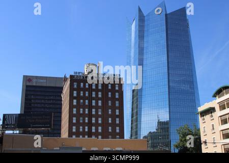 San Antonio, USA. September 2025. Außenansicht des glänzenden Frost Tower (Hauptquartier der Frost Bank) zusammen mit dem älteren Robert E. Lee Hotel und dem City Tower Gebäude in San Antonio, Texas, USA, am 16. September 2025. Der Frost Tower wurde von Pelli Clarke Pelli Architects entworfen. Als es 2019 eröffnet wurde, war es das erste Bürohochhaus, das seit 1989 in der Innenstadt von San Antonio gebaut wurde. (Foto: Carlos Kosienski/SIPA USA) Credit: SIPA USA/Alamy Live News Stockfoto
