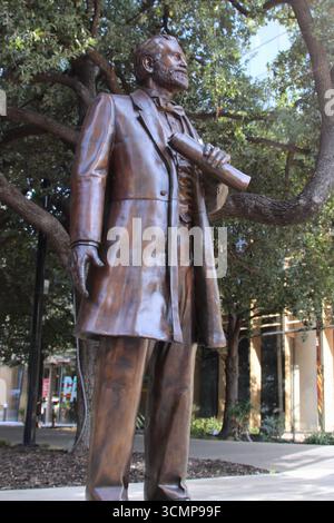 San Antonio, USA. September 2025. Eine Statue von Thomas Claiborne Frost in der Nähe des Eingangs zum Frost Tower in San Antonio, Texas, USA, am 16. September 2025. Thomas Frost war der Gründer der Frost Bank. Der Frost Tower wurde von Pelli Clarke Pelli Architects entworfen. Als es 2019 eröffnet wurde, war es das erste Bürohochhaus, das seit 1989 in der Innenstadt von San Antonio gebaut wurde. (Foto: Carlos Kosienski/SIPA USA) Credit: SIPA USA/Alamy Live News Stockfoto
