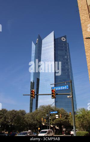 San Antonio, USA. September 2025. Außenansicht des Frost Tower (Hauptquartier der Frost Bank) von der Soledad Street in San Antonio, Texas, USA, am 16. September 2025. Der Frost Tower wurde von Pelli Clarke Pelli Architects entworfen. Als es 2019 eröffnet wurde, war es das erste Bürohochhaus, das seit 1989 in der Innenstadt von San Antonio gebaut wurde. (Foto: Carlos Kosienski/SIPA USA) Credit: SIPA USA/Alamy Live News Stockfoto