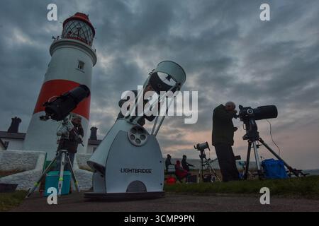Mitglieder der South Shields Astronomical Society sammeln ihre Teleskope unter dem Souter Lighthouse in South Tyneside, um die Sonnenfinsternis zu beobachten Stockfoto
