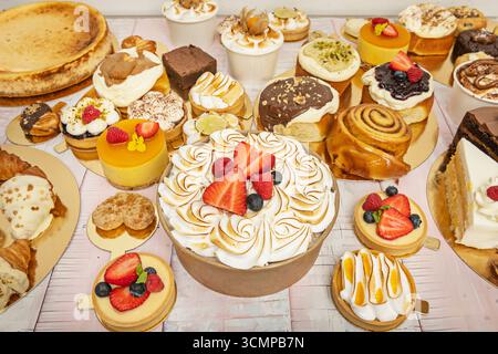 Erdbeer-Tres-Liches-Kuchen mit Schichten Vanilleschwamm-Kuchen, in Milch getränkt, und natürlichem Erdbeerpudding, garniert mit frischen Erdbeeren in Sirup Stockfoto