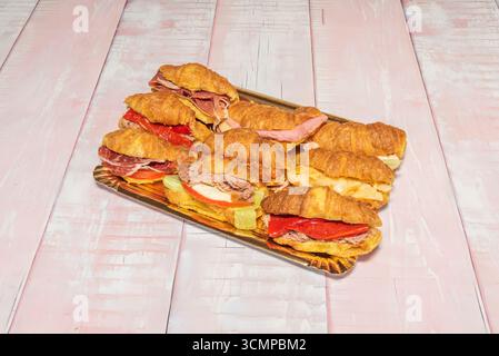Mini-Croissants gefüllt mit portobello-Pilzen, gebraten mit Knoblauch und Thymian, serviert in einem Korb mit Rosmarinzweigen Stockfoto