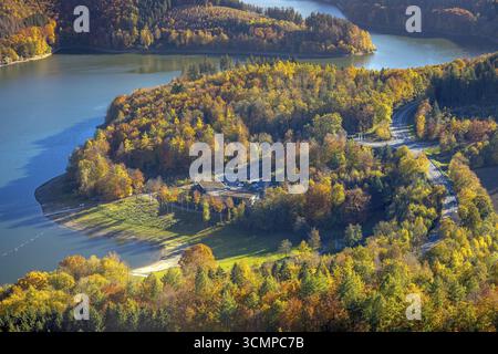 Luftansicht, Restaurant H1 am See am Hennesee in Herbstfarben im Stadtteil Berghausen in Meschede, Sauerland, Nordrhein-Westfalen, Deutschland, ca. Stockfoto