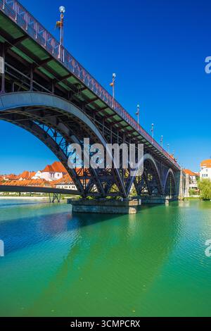 Hauptbrücke über die Drau in Maribor, Slowenien Stockfoto