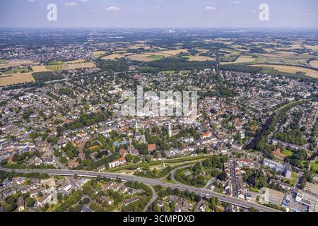 Aus der Vogelperspektive, Stadtzentrum mit katholischer Pfarrkirche zur Heiligen Familie und Evang. Pauluskirche, Sesekepark zwischen Maibruecke und Hochstraße mit Stockfoto