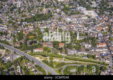 Aus der Vogelperspektive, Stadtzentrum mit katholischer Pfarrkirche zur Heiligen Familie und Evang. Pauluskirche, Sesekepark zwischen Maibruecke und Hochstraße mit Stockfoto