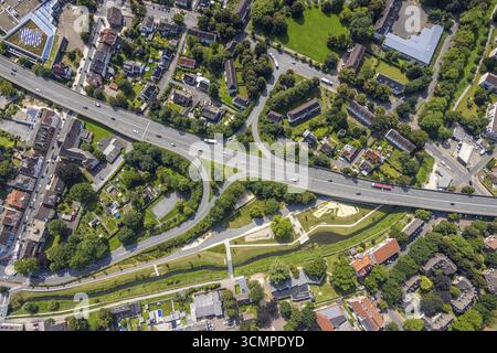 Luftaufnahme, Stadtzentrum mit Sesekepark zwischen Maibruecke und Hochstraße mit Seseke, Kamen, Ruhrgebiet, Nordrhein-Westfalen, Deutschland, fede Stockfoto