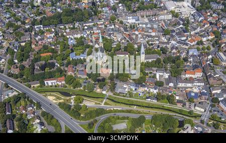 Aus der Vogelperspektive, Stadtzentrum mit Sesekepark zwischen Maibruecke und Hochstraße mit Seseke und katholischer Pfarrkirche zur Heiligen Familie und evan Stockfoto