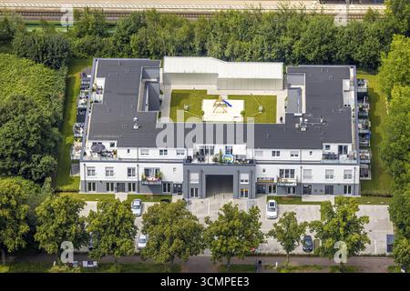 Luftansicht, am Bahnhof Holzwickede, neues Wohn- und Geschäftshaus in der Bahnhofstraße mit Spielplatz, Freiberg, Holzwickede, Ruhr sind Stockfoto