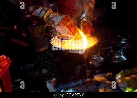 Geweihter, der während des Thaipusam-Festivalrituals Weihrauch hält, wobei Rauch in der Luft aufsteigt Stockfoto