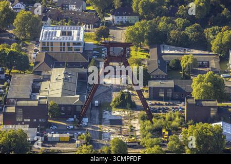 Luftansicht, Gewerbegebiet Wilhelmstraße mit gewundenem Turm der ehemaligen Zeche Pluto im Stadtteil Wanne in Herne, Ruhrgebiet, Nordrhein Stockfoto