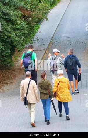 Menschen, die auf einem Weg in einer städtischen Umgebung laufen. Stockfoto