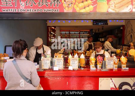 Ein Dessertgeschäft, in dem Fisch- und katzenförmige Waffeln verkauft werden, garniert mit Eis und verschiedenen Belägen, in Chinatown. Buenos Aires, Argentinien. Stockfoto