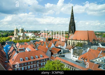 Aus der Vogelperspektive, Altstadt mit St. Paul's Cathedral und St. Lambert's Catholic Church, Münster, Nordrhein-Westfalen, Deutschland, Europa Stockfoto