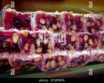 Eine herrliche Auswahl an traditionellen türkischen Süßigkeiten, die die Kunstfertigkeit der Süßwaren zeigen. Stockfoto