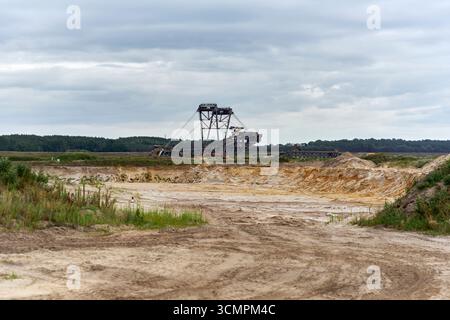 Ein Schaufelradbagger gräbt die oberste Bodenschicht im Tagebau Nochten, Deutschland, 2025. Stockfoto