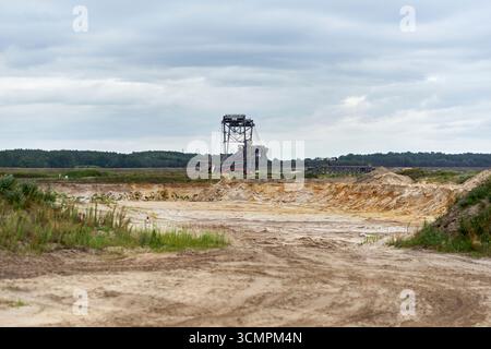 Ein Schaufelradbagger gräbt die oberste Bodenschicht im Tagebau Nochten, Deutschland, 2025. Stockfoto