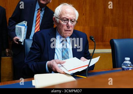 Bernie Sanders, I-VT, bereitet sich auf eine Anhörung mit der ehemaligen Direktorin des Centers for Disease Control and Prevention Susan Monarez vor, eine Woche nachdem sie am Mittwoch, den 17. September 2025 auf das US-Kapitol in Washington, DC gefeuert wurde. Monarez, der erste Senat bestätigte Direktor der CDC, behauptet, dass der Gesundheits- und Gesundheitsminister Robert F. Kennedy Jr. versucht habe, sie zu drängen, Impfempfehlungen von einem Komitee, das Anti-Impfstoff-Aktivisten enthält, vorab zu genehmigen. Foto von Aaron Schwartz/UPI Stockfoto