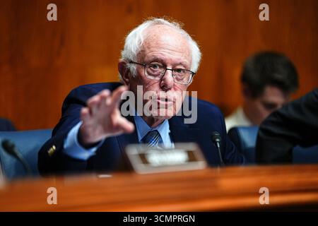 Bernie Sanders, I-VT, Vorsitzender des Senatsausschusses für Gesundheit, Bildung, Arbeit und Pensionen, spricht während einer Anhörung mit der ehemaligen Direktorin der Centers for Disease Control and Prevention Susan Monarez und der ehemaligen Chief Medical Officer der Centers for Disease Control and Prevention Debra Houry im US Capitol in Washington, DC am Mittwoch, den 17. September 2025. Monarez, der erste Senat bestätigte Direktor der CDC, behauptet, dass Gesundheits- und Human Services-Sekretär Robert F. Kennedy Jr. versucht hat, sie zu drängen, Impfempfehlungen von einem Ausschuss, der Anti-V enthält, vorab zu genehmigen Stockfoto