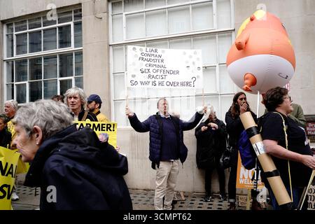 London, Großbritannien. September 2025. Demonstranten aus mehreren Gruppen schließen sich unter der StopTrump-Koalition am Portland Place zusammen, um sich dem Staatsbesuch des US-Präsidenten in Großbritannien zu widersetzen. Demonstranten tragen Plakate, die Trumps Politik und Verbindungen kritisieren, während aufblasbare Karikaturen in der Menge gezeigt werden. Der Protest lenkt die Aufmerksamkeit auf Bedenken bezüglich Menschenrechte, Klimapolitik und Assoziationen mit Skandalen und zielt darauf ab, die britische Führung unter Druck zu setzen, sich während seines Besuchs von Trump zu distanzieren. Quelle: Joao Daniel Pereira/Alamy Live News Stockfoto