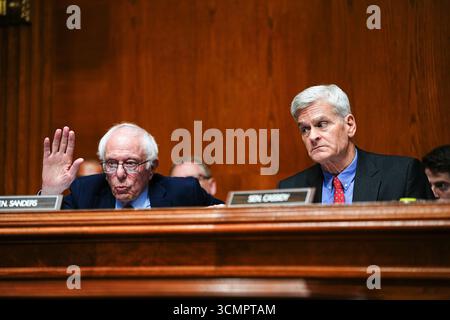 Der Vorsitzende des Senatsausschusses für Gesundheit, Bildung, Arbeit und Pensionen Senator Bill Cassidy, R-LA, (R) sieht als Ranking-Mitglied Senator Bernie Sanders, I-VT, spricht während einer Anhörung mit der ehemaligen Direktorin der Centers for Disease Control and Prevention Susan Monarez und der ehemaligen Chief Medical Officer der Centers for Disease Control and Prevention Debra Houry im US Capitol in Washington, DC am Mittwoch, 17. September 2025. Monarez, der erste Senat bestätigte Direktor der CDC, behauptet, dass Gesundheits- und Gesundheitsminister Robert F. Kennedy Jr. versucht habe, sie zu drängen, vacc vorab zu genehmigen Stockfoto