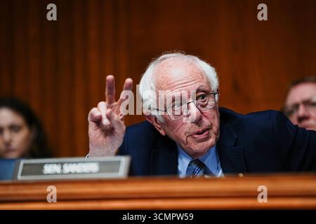 Bernie Sanders, I-VT, Vorsitzender des Senatsausschusses für Gesundheit, Bildung, Arbeit und Pensionen, spricht während einer Anhörung mit der ehemaligen Direktorin der Centers for Disease Control and Prevention Susan Monarez und der ehemaligen Chief Medical Officer der Centers for Disease Control and Prevention Debra Houry im US Capitol in Washington, DC am Mittwoch, den 17. September 2025. Monarez, der erste Senat bestätigte Direktor der CDC, behauptet, dass Gesundheits- und Human Services-Sekretär Robert F. Kennedy Jr. versucht hat, sie zu drängen, Impfempfehlungen von einem Ausschuss, der Anti-V enthält, vorab zu genehmigen Stockfoto
